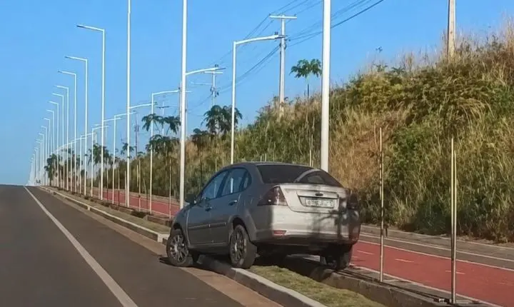 Motorista perde controle de Ford Fiesta e invade canteiro em Canaã dos Carajás