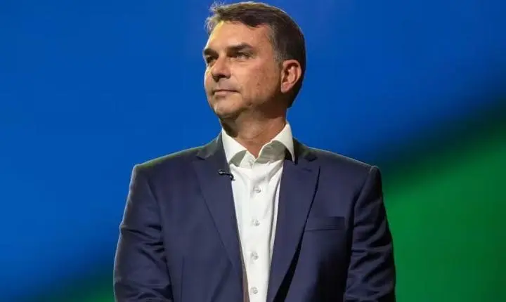 Nos EUA, Flávio Bolsonaro se declara presidente eleito do Brasil