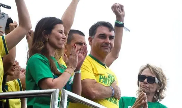 'Nós não vamos desistir do nosso Brasil', diz Flávio Bolsonaro