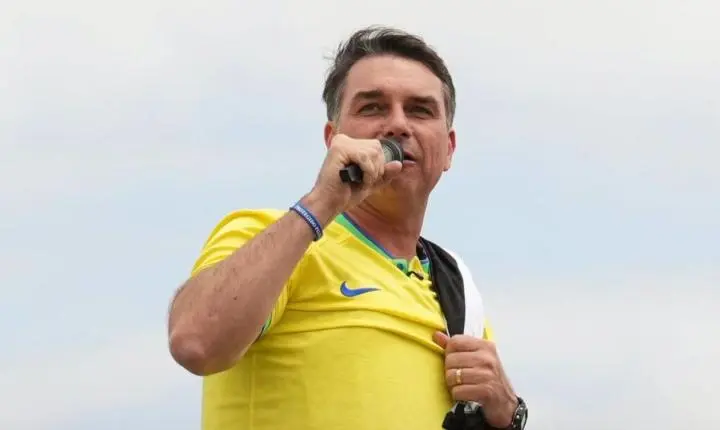 'Nós vamos libertar o povo brasileiro', diz Flávio Bolsonaro durante agenda em Alagoas