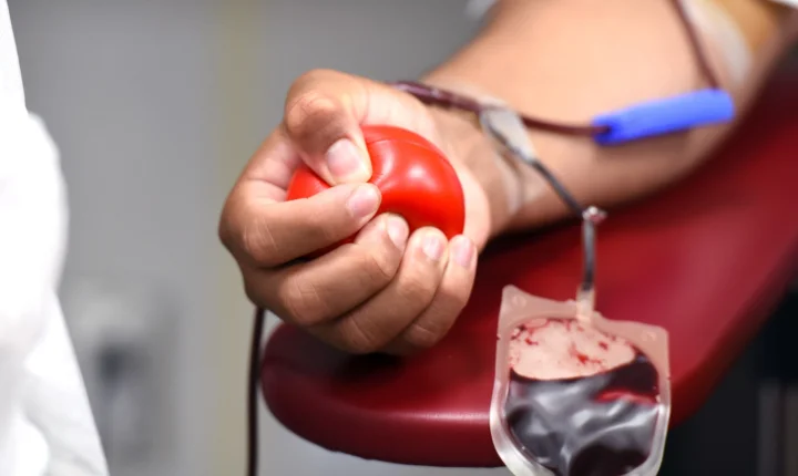 Novas regras para doação de sangue reduzem prazo para quem fez tatuagem e piercing