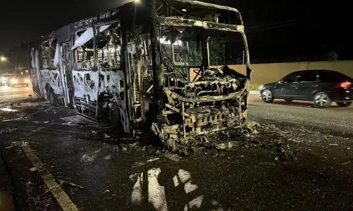 Ônibus pega fogo na rodovia Arthur Bernardes em Belém