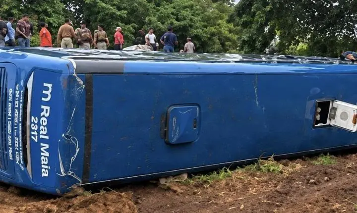 Ônibus que saiu de Palmas com destino a Parauapebas tomba na BR-153 e deixa 4 feridos