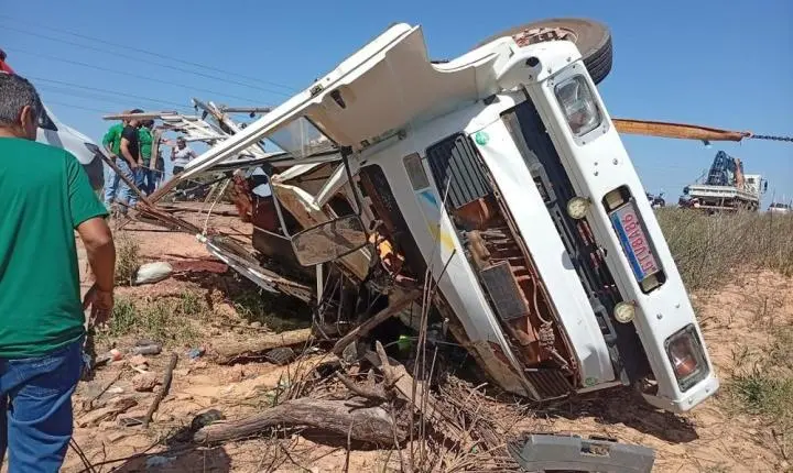 Passageiro morre após caminhão boiadeiro tombar na PA-279, em Tucumã