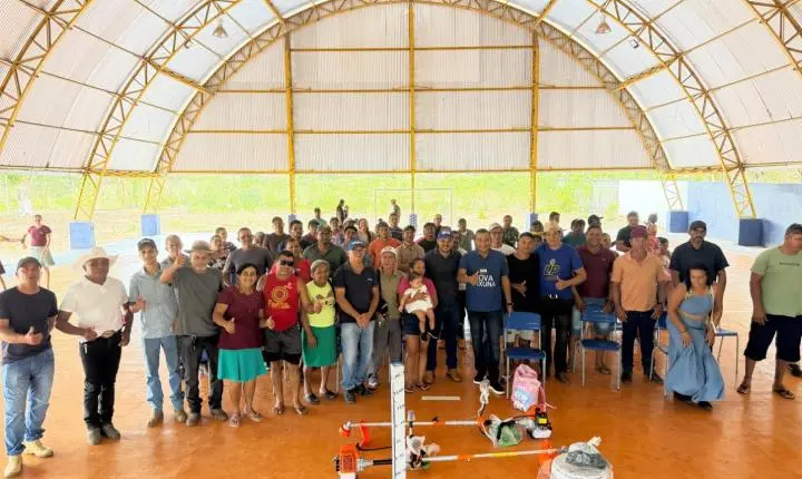 Prefeitura de Nova Ipixuna entrega kits de irrigação e roçadeiras a 32 produtores rurais