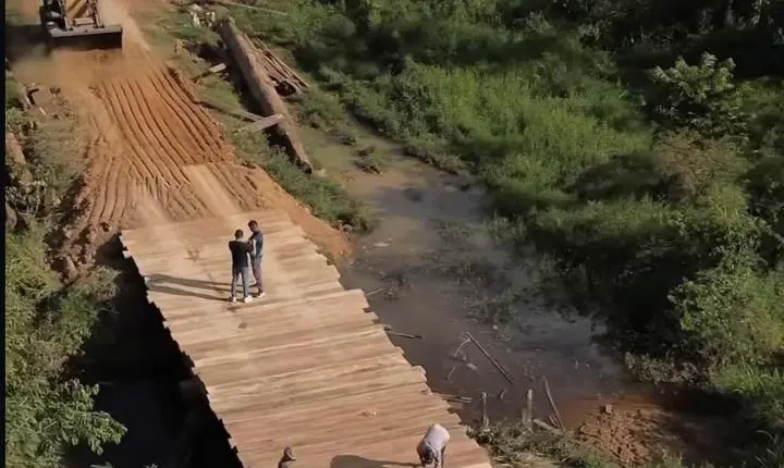 Prefeitura de Pacajá avança com obras em vicinais e constrói nova ponte