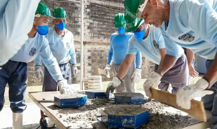 Presos produzem blocos de concreto para obras públicas no Pará