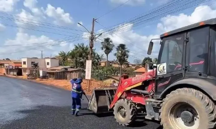 Rua Dom Pedro II recebe imprimação para receber asfalto em Pacajá