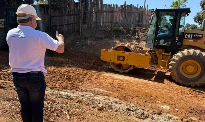 Russinho acompanha início da terraplanagem para obras de pavimentação em Goianésia do Pará