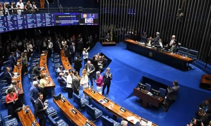 Senado aprova PEC do fim da escala 6x1 