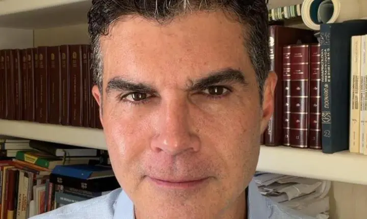 Soluções fáceis? Helder compara Flávio Bolsonaro a Collor