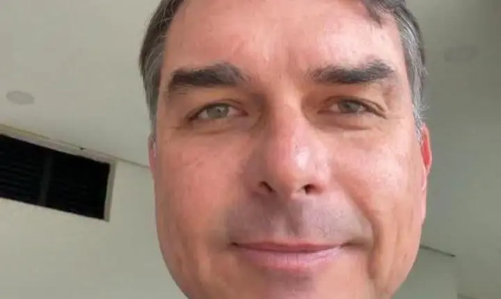 ‘Sou o único que pode mudar as coisas de verdade no nosso Brasil’, diz Flávio Bolsonaro
