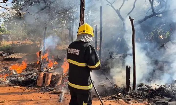 Trágico: Casa é reduzida a cinzas por incêndio em Araguaína