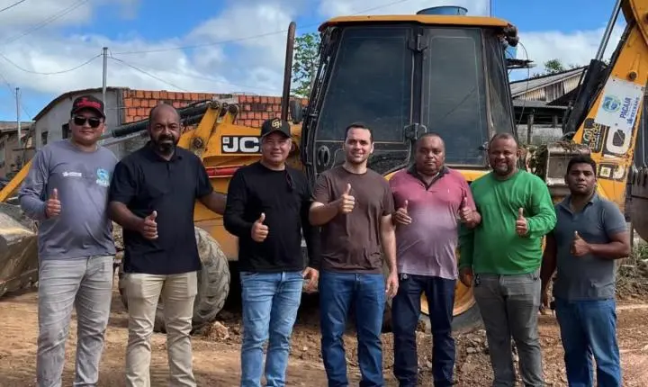 Vice-prefeito Leandro Reis vistoria obras de recuperação de estradas na Vila Nazaré, em Pacajá