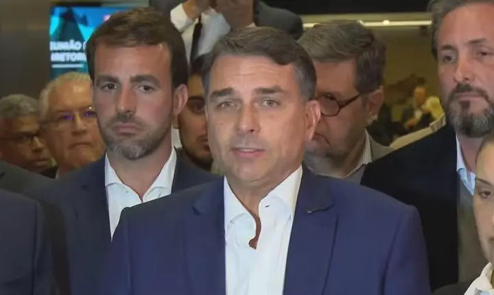 ‘Vocês vão parar no tempo?’, questiona Flávio Bolsonaro ao ser cobrado sobre contas de filme
